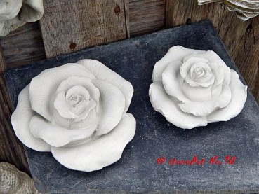 2 Rosenblüten - 10 cm und 13 cm - steingrau